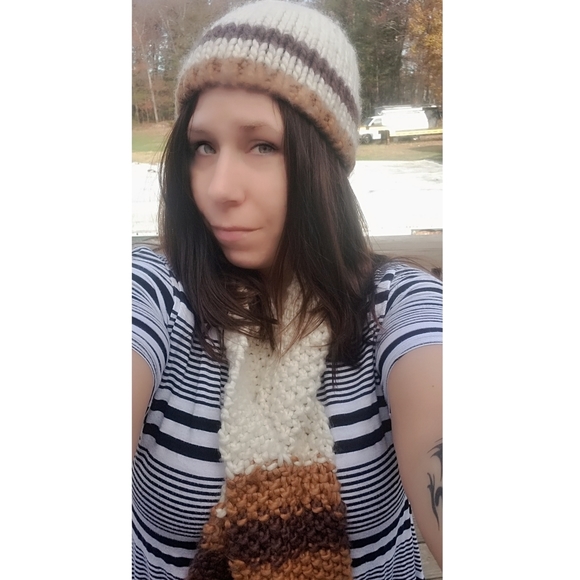 Hand Made Hat, Scarf and Gloves Set - Picture 9 of 9